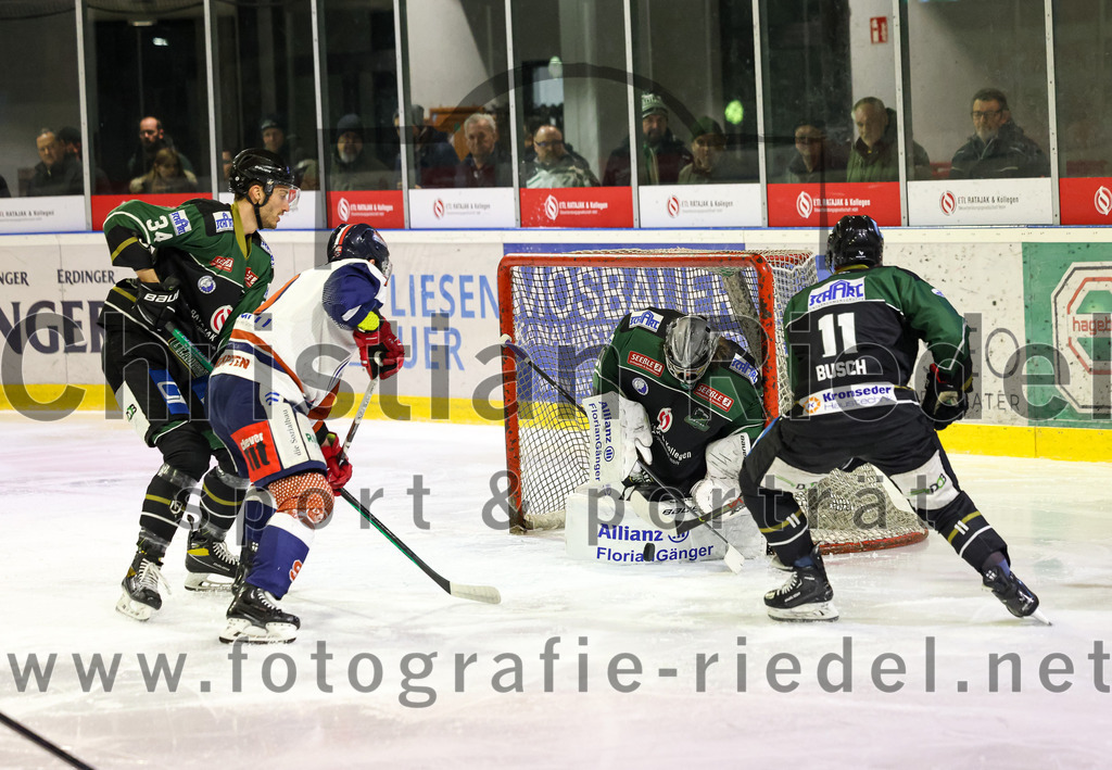 2023-03-03_030_TSV_Erding_gegen_ESC_Kempten | Erding, Deutschland, 03.03.2023:
Eishockey, Bayernliga Playoffs 2022 / 2023, Viertelfinale, TSV Erding gegen ESC Kempten, Endergebnis: 9:3

Bastian Cramer (Erding Gladiators, #34), Torwart Christoph Schedlbauer (Erding Gladiators, #31), Sebastian Busch (Erding Gladiators, #11)

Foto: Christian Riedel / fotografie-riedel.net