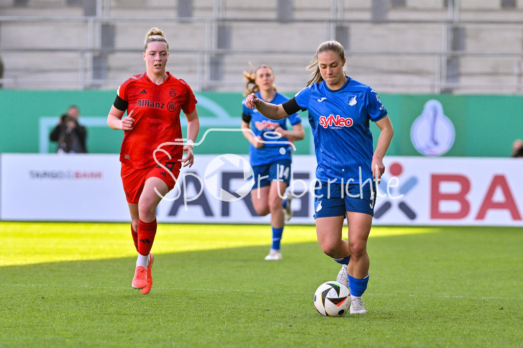 FC Bayern München - TSG 1899 Hoffenheim | im Duell Alara SEHITLER (FCB #14) und Jamilla Sofia RANKIN (TSG Hoffenheim Frauen 5) / Zweikampf / Frauen DFB Pokal: FC Bayern Muenchen - TSG 1899 Hoffenheim, FC Bayern Campus am 22.03.2025