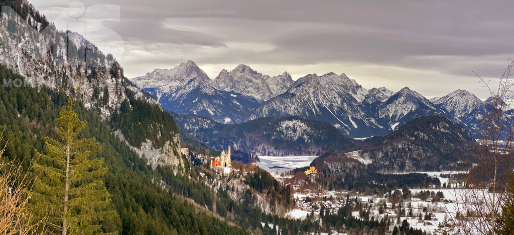 mis_110914bf01.JPG | 30.01.2022,  Schwangau bei Füssen im Allgäu, Wintertag auf dem Wanderpfad zur Rohrkopfhütte,  am Wanderweg entlang hat man einen tollen Blick auf die Allgäuer Alpenkette und die Füssener Königsschlösser. - Realisiert mit Pictrs.com