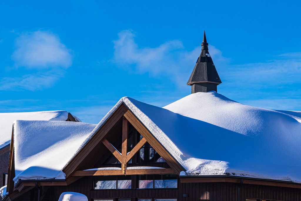 Haus mit Schnee auf dem Dach im Winter in Ruka, Finnland | Haus mit Schnee auf dem Dach im Winter in Ruka, Finnland.
