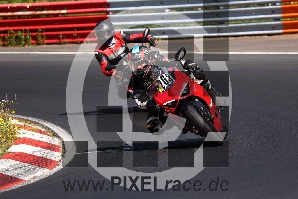 0262-20240730_03838 | Schöne Erinnerungen an spannende Momente - das festzuhalten ist unser Job. PIXELrace.de ist seit 2003 auf den Rennstrecken Europas unterwegs um die Action draußen beim Fahren und die wunderbare Stimmung imm Fahrerlager für euch einzufangen.