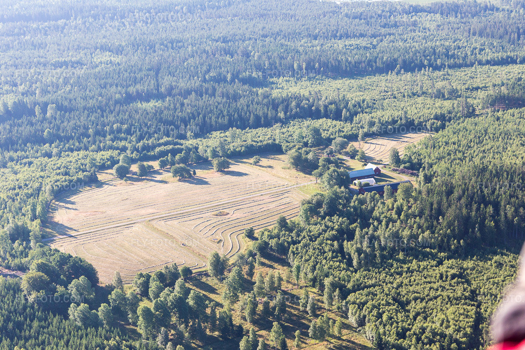 Aerial view: View of the town in Flogmyran in the state Kronoberg, Sweden. – Photo: IMG_108131.jpg taken on 06/28/2018 by Werner Riehm/FLY-FOTO.com – Resolution of the original: 5472 x 3648 px