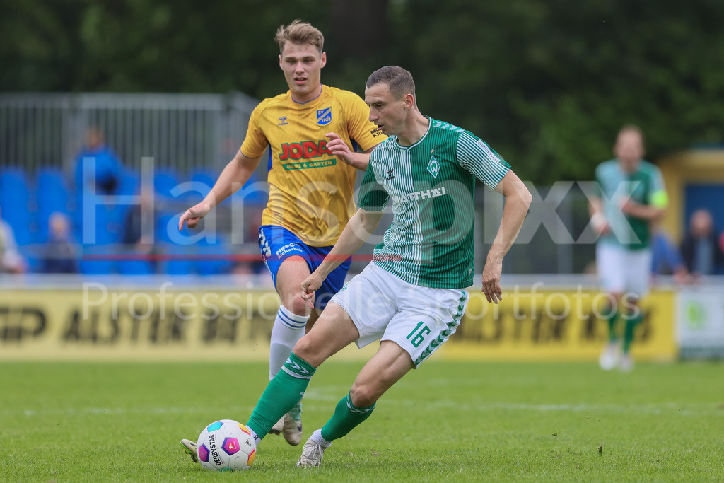 Fussball, Relegation Regionalliga Nord, SV Werder Bremen II - Holstein Kiel II | v.li.: Maik Lukowicz (SV Werder Bremen II, 16) am Ball, Einzelbild, Ganzkörper, Aktion, Action, Spielszene