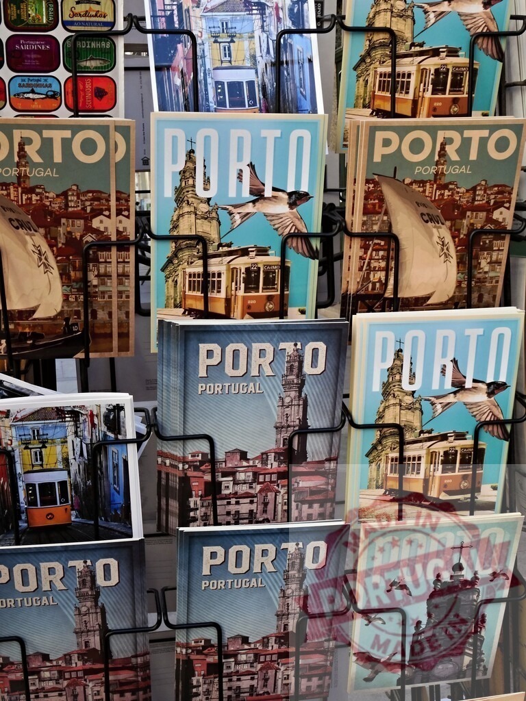 Porto Portugal postcards tourism souvenirs on display | Porto Portugal postcards showing landmarks and the city on a display rack - Realisiert mit Pictrs.com