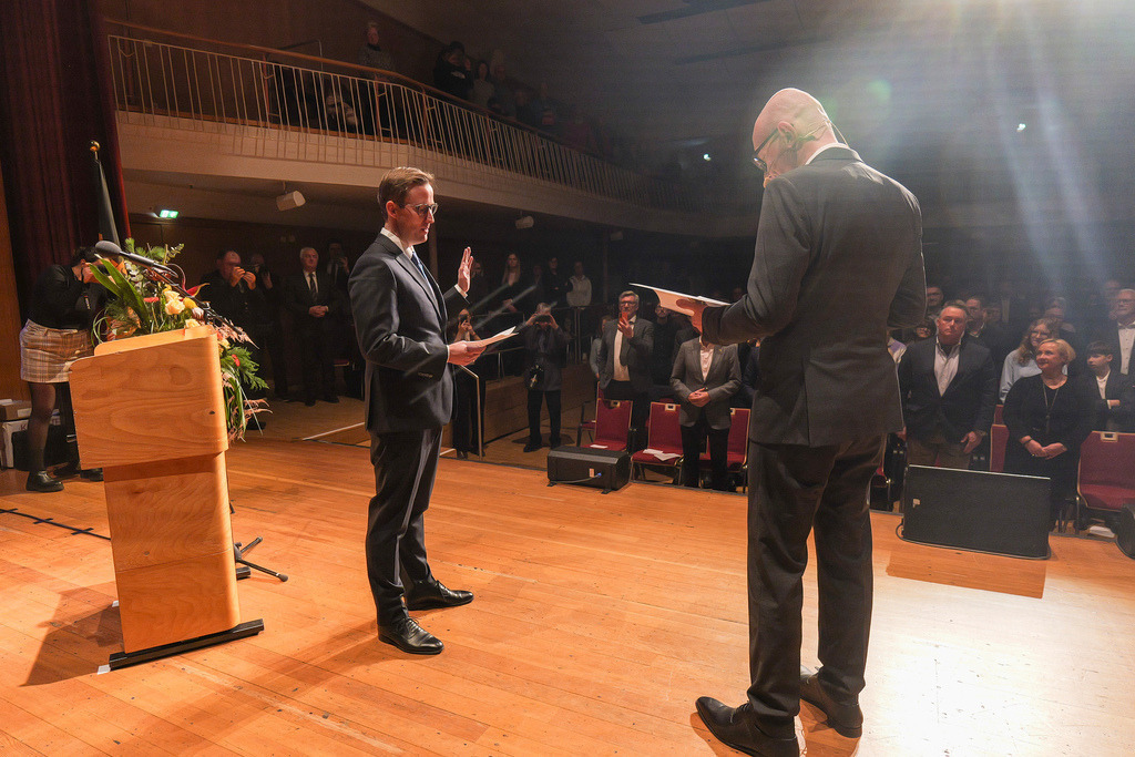 Degode | Leonberg - Einweihung - Der neue Oberbürgermeister Tobias Degode wird feierlich in sein Amt eingeführt und vereidigt. Auch dabei: GEmeinderat Oliver Zandeer und jetzt ehemalige Oberbürgermeister Martin Cohn - Realisiert mit Pictrs.com