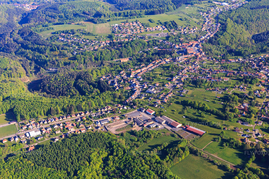 Aerial view: View of the town in the morning from the south in Goetzenbruck in the state Moselle, France.Photo: IMG_146049.jpg taken on 05/01/2025 by Werner Riehm/FLY-FOTO.comResolution of the original: 5472 x 3648 px