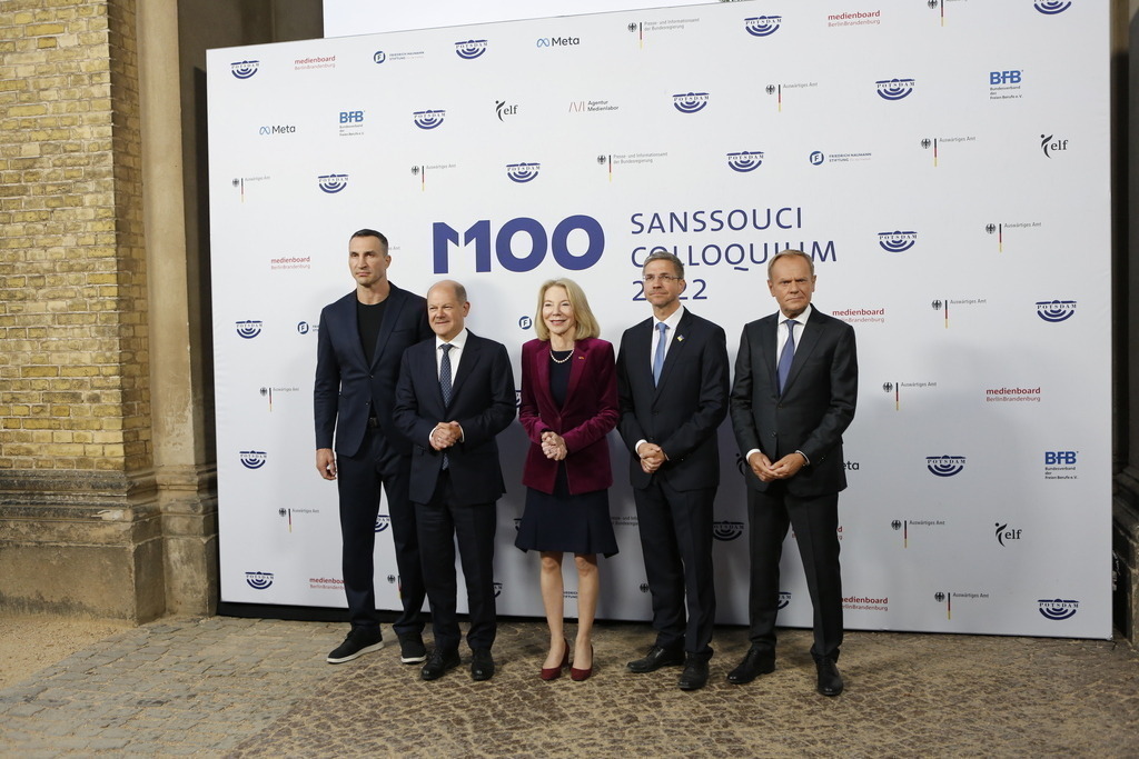 M100 Media Award: „Preis der europäischen Presse“ in Potsdam für das Ukrainische Volk verliehen. | Mit dem M100 Media Award, der sich als „Preis der europäischen Presse“ versteht, wird in diesem Jahr das Ukrainische Volk ausgezeichnet. Die Auszeichnung nimmt stellvertretend Wladimir Klitschko in der Orangerie im Park Sanssouci entgegen. Das Bild zeigt (L-R)  Ukrainischer Ex-Box-Weltmeister im Schwergewicht Wladimir Klitschko, Bundeskanzler Olaf Scholz, Amy Gutmann, US-Botschafterin in Deutschland, Mike Schubert, Bürgermeister von Potsdam und Donald Tusk vor der Preisverleihung.