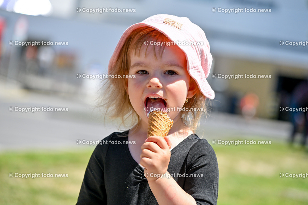 Sommer_ Eis_ 14.06.2025-4 | 14.06.2025, LINZ, AUT, Eis, Eissalon im Bild Kind, Maedchen, Eis essen, Eiskugel, Tuete, Sommer, Sonne, Wetter, warm, Feature, Symbolbild
