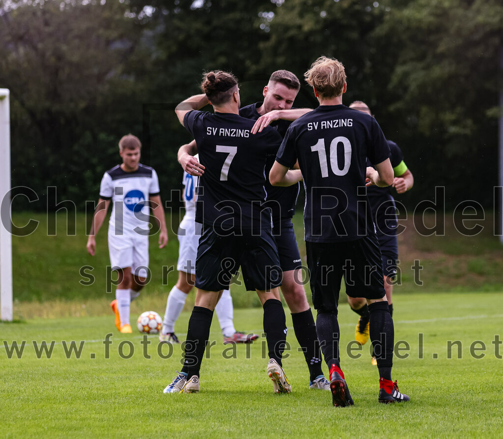2023-09-03_029_SV_Anzing_gegen_TSV_Ottobrunn | Anzing, Deutschland, 03.09.2023:
Fußball, Kreisliga 2023 / 2024, Testspiel, 3. Spieltag, Endergebnis: 3:0

Jubel nach dem 1:0 durch Gabriel Thul (SV Anzing, #14)
Christian Rickhoff (SV Anzing, #7), Gabriel Thul (SV Anzing, #14), Adrian Blumberg (SV Anzing, #10)

Foto: Christian Riedel / fotografie-riedel.net