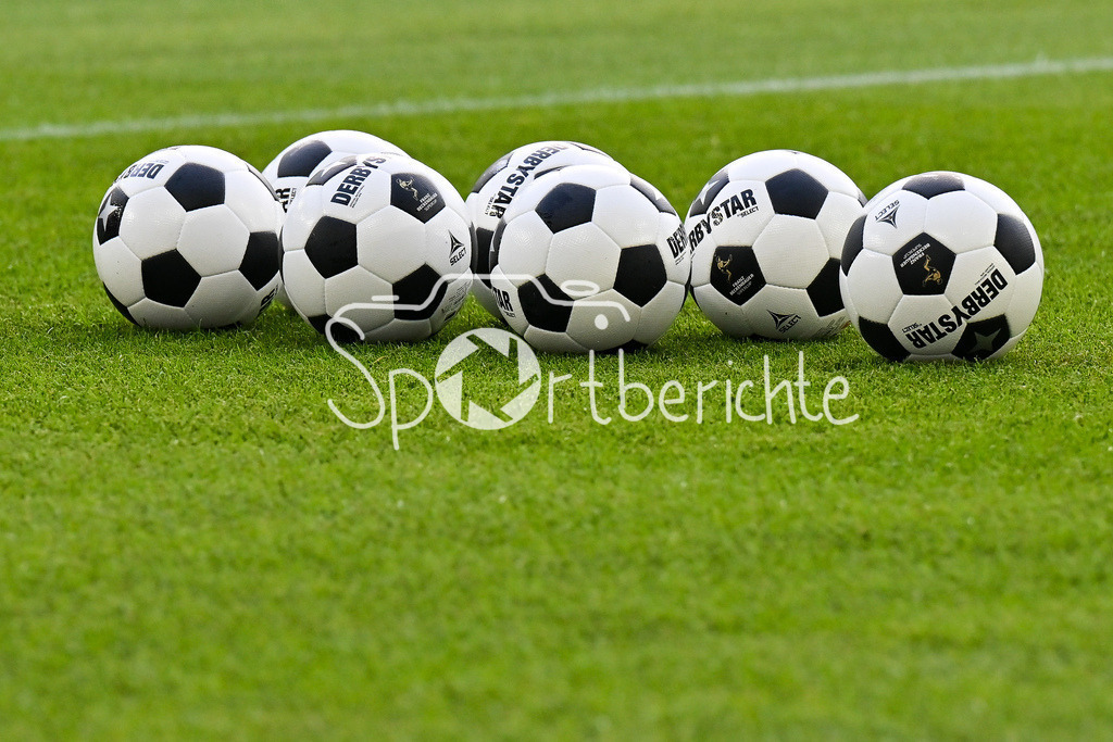 VfB Stuttgart - FC Bayern München | Die Derbystar Spielbälle des Franz Beckenbauer Supercups liegen bereit / Symbolbild / Symbolfoto / Franz-Beckenbauer Supercup: VfB Stuttgart - FC Bayern München; MHP Arena am 16.08.2025
