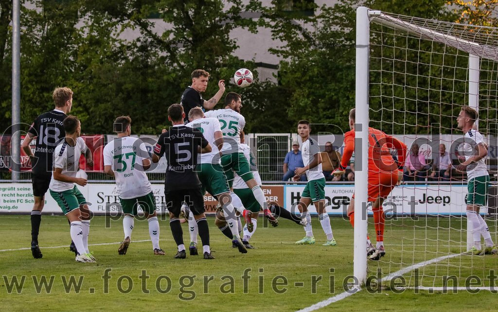 2023-08-18_022_FC_Schwaig_gegen_TSV_Kastl | Oberding, Deutschland, 18.08.2023:
Fußball, Landesliga Südost 2023 / 2024, 7. Spieltag, FC Schwaig gegen TSV Kastl, Endergebnis: 2:2

Marco Unterholzner (TSV Kastl, #18), Maximilian Hellinger (FC Schwaig, #23), Tobias Bartl (FC Schwaig, #37), Raphael Kamhuber (TSV Kastl, #5), Tobias Jell (FC Schwaig, #2), Pascal Linhart (TSV Kastl, #16), Mirza Idrizovic (FC Schwaig, #25), Roman Mavdryk (FC Schwaig, #3), Torwart Franz Hornof (FC Schwaig, #1), Leon Roth (FC Schwaig, #21)

Foto: Christian Riedel / fotografie-riedel.net