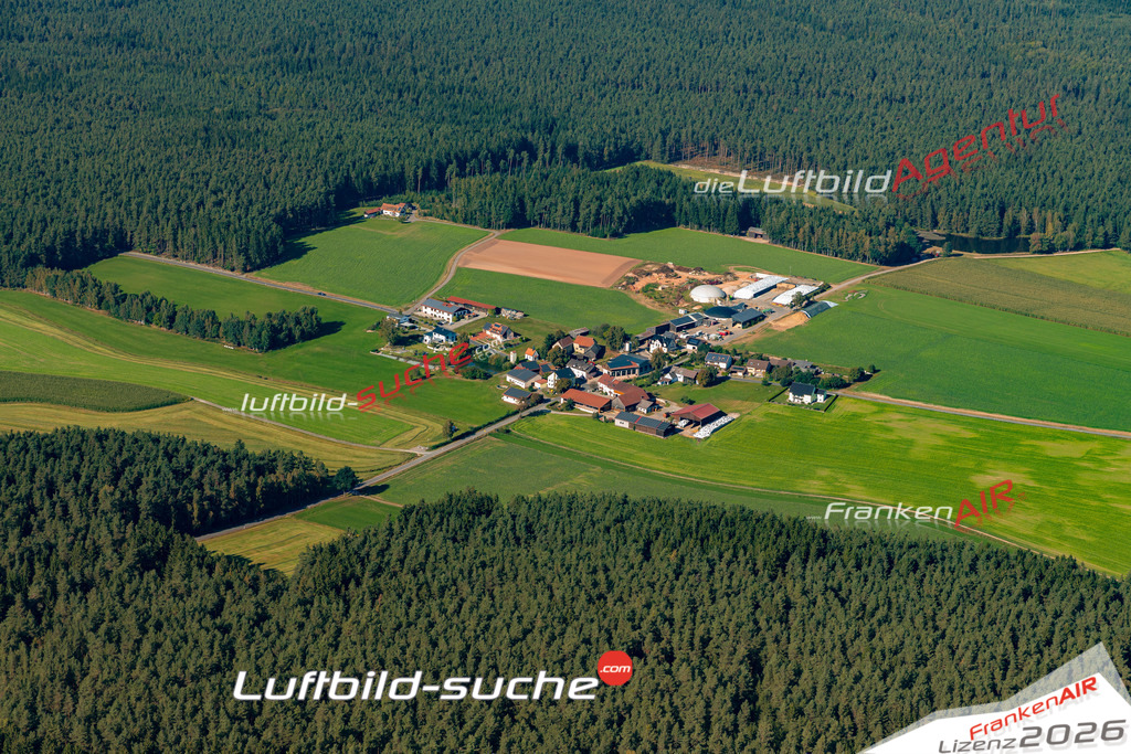 Die Luftaufnahme Pfaffenreuth - Pressath wurde 2021 mittels Flugzeug (keine Drohne) erstellt. Hohe Auflösung -für große Poster und Wandbilder geeignet!
