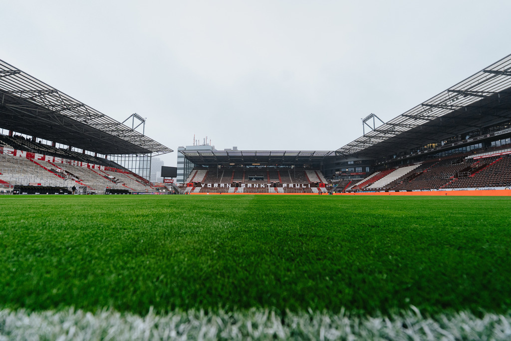 FCS00256 | Der offizielle Shop für FC St. Pauli Fotos. Wähle aus Spielszenen & Fanmomenten dein FCSP Wunschformat. Wir liefern Millerntor-Atmosphäre.