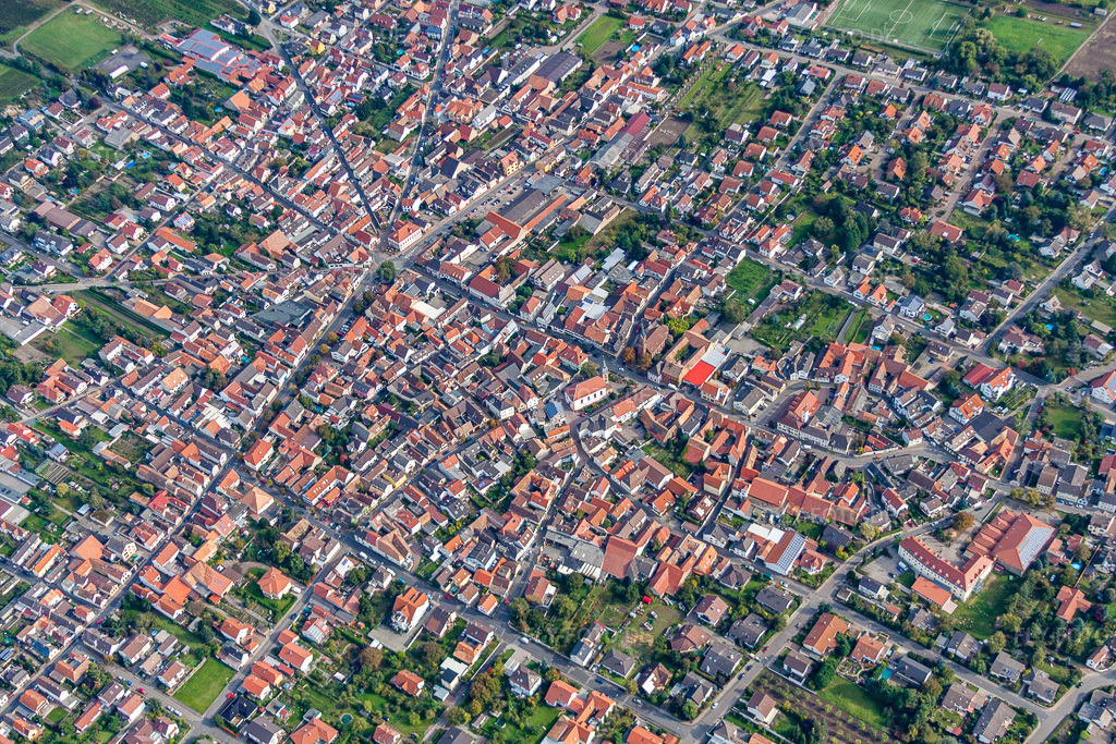 Luftbild: Ortsansicht der Straßen und Häuser der Wohngebiete in Weisenheim am Sand im Bundesland Rheinland-Pfalz in Deutschland. Foto: IMG_34372.jpg vom 03.10.2010 durch Werner Riehm/FLY-FOTO.de