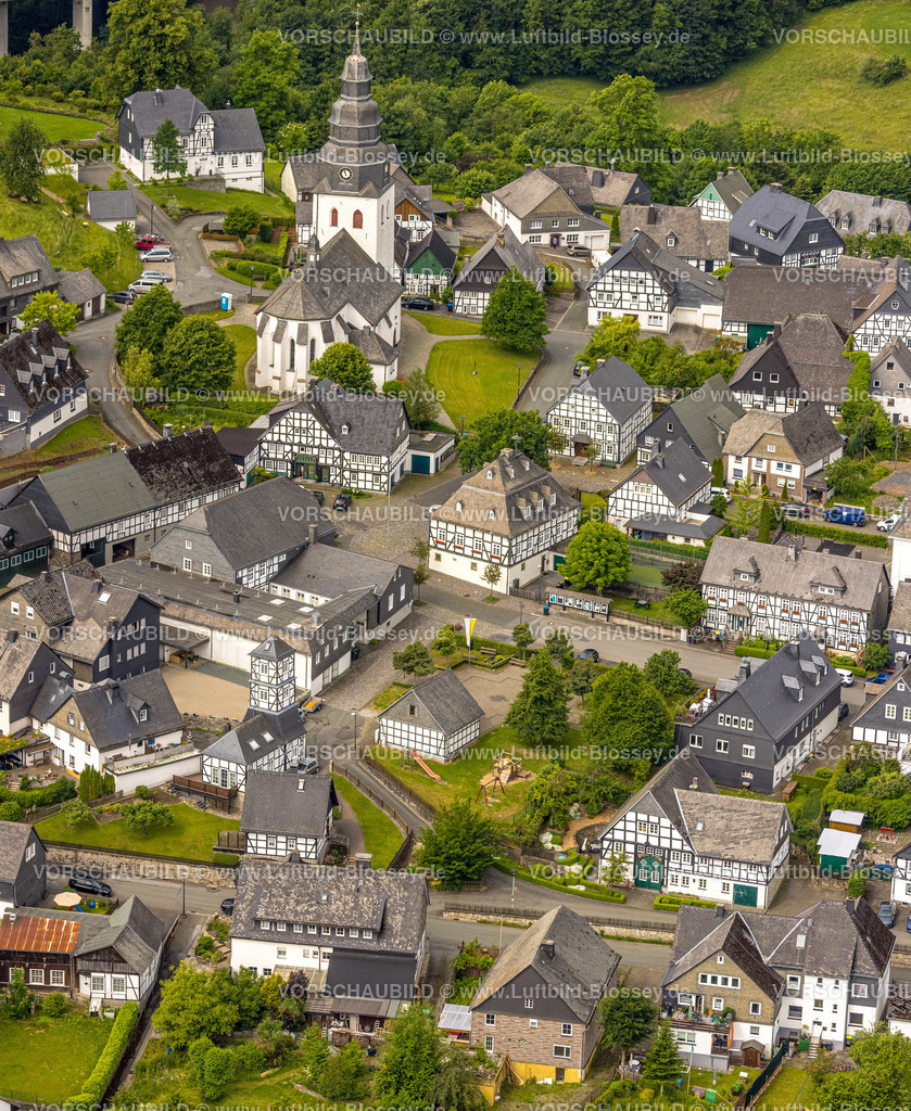 Meschede220601077 | Luftbild, Historischer Ortskern Eversberg mit Fachwerkhäusern und Kirche St. Johannes Evangelist, Rathaus und Altes Feuerwehrgerätehaus mit Turm, Eversberg, Meschede, Sauerland, Nordrhein-Westfalen, Deutschland