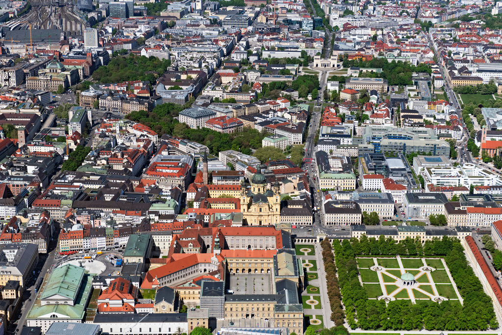 dr__0063236.jpg | MüNCHEN 29.04.2025 Gebäude- Ensemble des Palastes " Residenz " zwischen Max-Joseph-Platz und Hofgarten in der Altstadt in München im Bundesland Bayern, Deutschland. Weiterführende Informationen bei: Bayerische Verwaltung der staatlichen Schlösser, Gärten und Seen. // Building ensemble of the palace "Residenz" between Max-Joseph-Platz and Hofgarten in the old town in Munich in the state Bavaria, Germany. Further information at: Bayerische Verwaltung der staatlichen Schloesser, Gaerten und Seen. Foto: Daniel Reiter