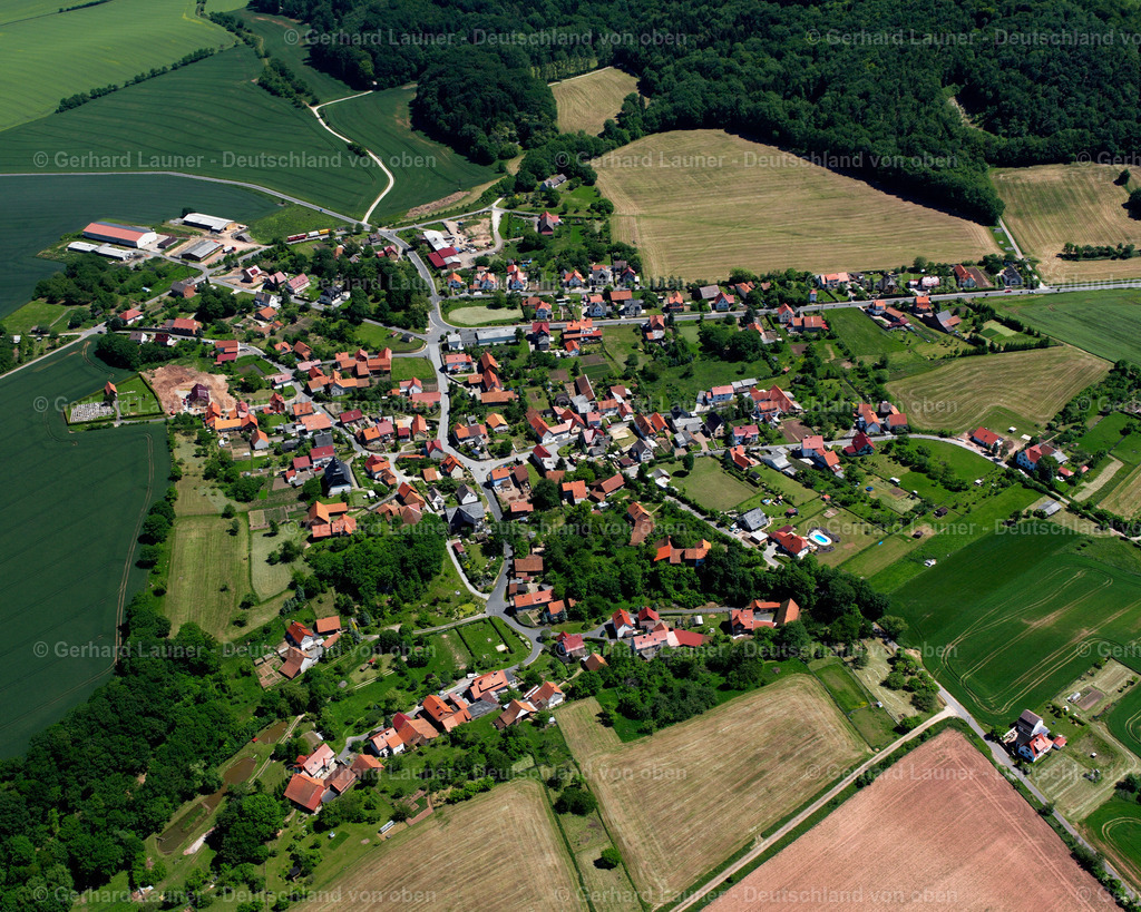 2634307 | WEHNDE 09.06.2006 Stadtansicht vom Stadtrand angrenzend an landwirtschaftliche Feldern  in Wehnde im Bundesland Thüringen, Deutschland // City view from the outskirts with adjacent agricultural fields  in Wehnde in the state Thuringia, Germany Foto: Gerhard Launer