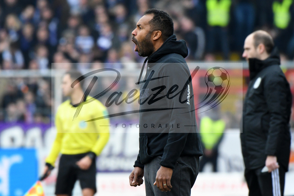 20200208_OSNFCN_0072 | Fußball, Herren: Trainer Daniel Thioune (VfL Osnabrueck) schaut waehrend des Spiels der 2. Bundesliga zwischen VfL Osnabrueck und 1. FC Nuernberg im Stadion an der Bremer Bruecke am 08.02.2020 in Osnabrueck, Deutschland.DFB / DFL REGULATIONS PROHIBIT ANY USE OF PHOTOGRAPHS AS IMAGE SEQUENCES AND/OR QUASI-VIDEO. - Realisiert mit Pictrs.com