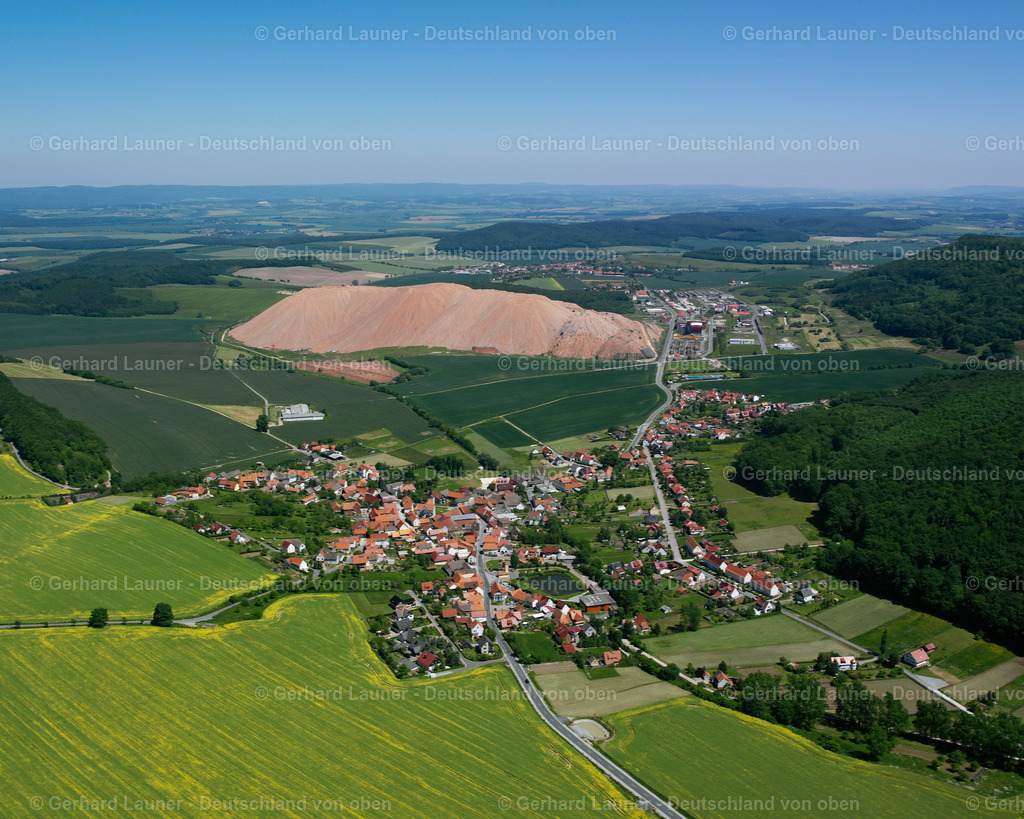 2634321 | HOLUNGEN 09.06.2006 Landwirtschaftliche Nutzflächen und Feldgrenzen  umsäumen das Siedlungsgebiet des Dorfes in Holungen im Bundesland Thüringen, Deutschland // Agricultural land and field boundaries surround the settlement area of the village  in Holungen in the state Thuringia, Germany Foto: Gerhard Launer