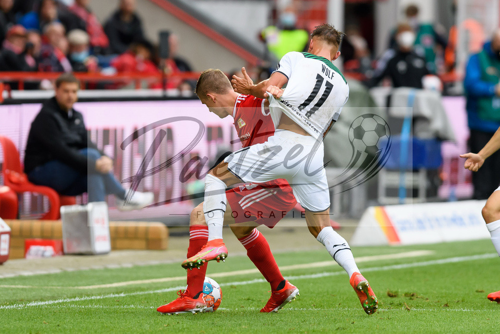 FCUBMG20210829_038 | Fussball, Herren: Paul Jaeckel (1.FC Union Berlin) und Hannes Wolf (Borussia Moenchengladbach) im Zweikampf beim Spiel der 1. Bundesliga zwischen 1. FC Union Berlin und Borussia Moenchengladbach im Stadion An der Alten Foersterei am 29.08.2021 in Berlin, Deutschland. - Realisiert mit Pictrs.com
