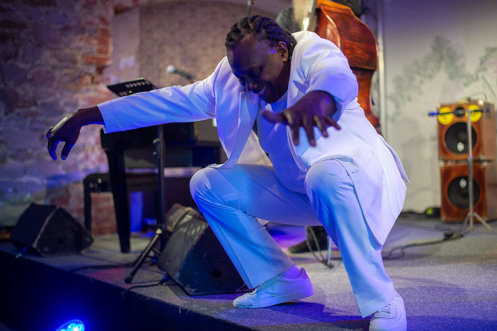 Summ Summ Salsa | Kinderkonzert Summ Summ Salsa mit Klazz Brothers & Cuba Percussion im Forte Belvedere Leisnig zum Festival Hallo Leisnig 2022. - Realisiert mit Pictrs.com