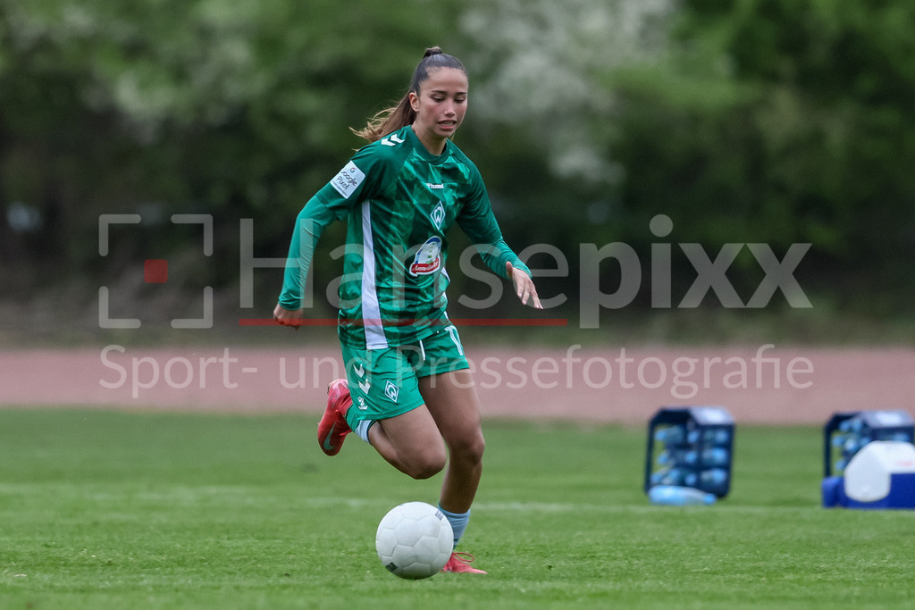Fussball, Testspiel Frauen, ATS Buntentor - SV Werder Bremen | v.li.: Amira Dahl (SV Werder Bremen, 17) am Ball, Freisteller, Einzelbild, Ganzkörper, Aktion, Action, Spielszene