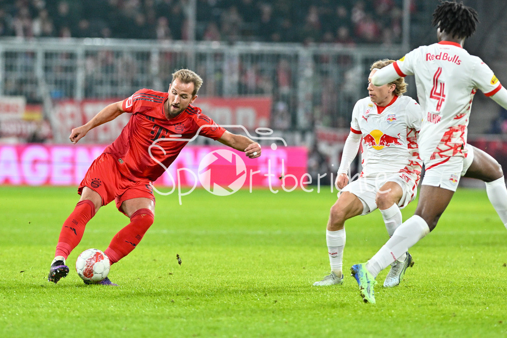 Augsburger Panther - EC VSV | Torschuss von Harry KANE (FC Bayern Muenchen 9) kann von Hendry BLANK (RB Salzburg 4) nicht merh verhindert werden / Testspiel: RB Salzburg - FC Bayern Muenchen, Red Bull Arena am 06.01.2025