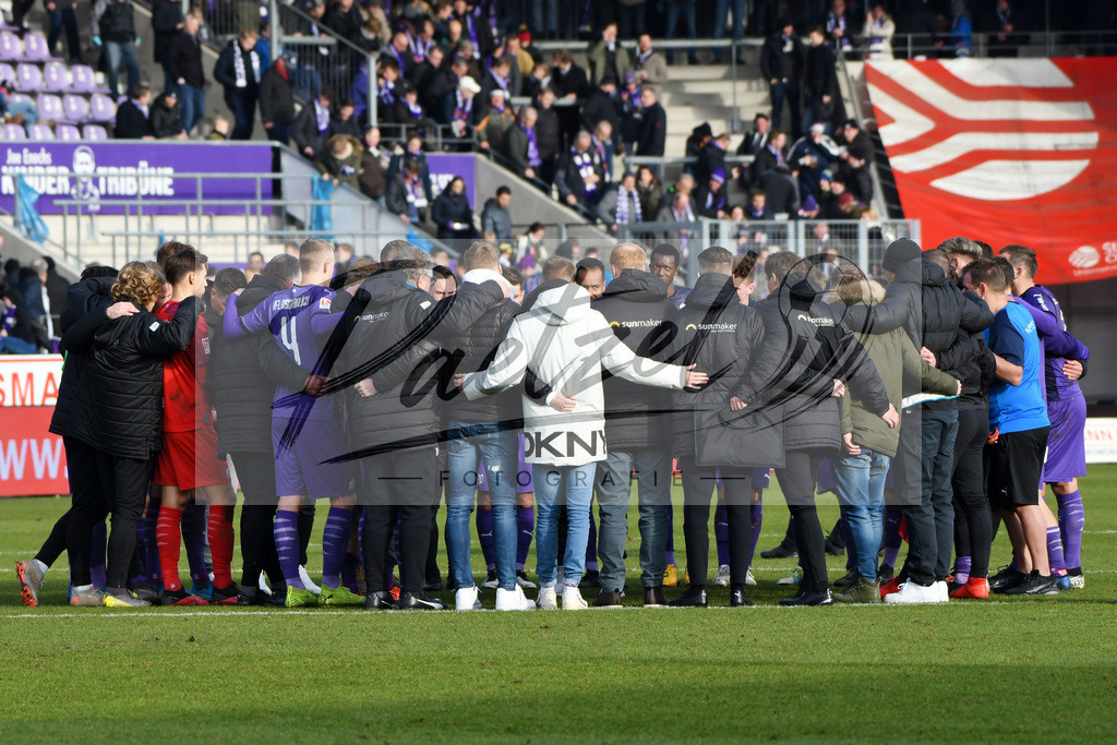 20200208_OSNFCN_0117 | Fußball, Herren: . Die Spieler vom VfL Osnabrueck bilden einen Teamkreis waehrend des Spiels der 2. Bundesliga zwischen VfL Osnabrueck und 1. FC Nuernberg im Stadion an der Bremer Bruecke am 08.02.2020 in Osnabrueck, Deutschland.DFB / DFL REGULATIONS PROHIBIT ANY USE OF PHOTOGRAPHS AS IMAGE SEQUENCES AND/OR QUASI-VIDEO. - Realisiert mit Pictrs.com
