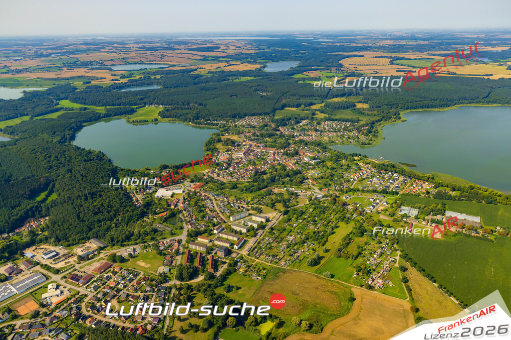 Luftaufnahme der Stadt Warin - Die Luftaufnahme wurde 2025 vom UL-Flugzeug heraus erstellt ( keine Drohne ) - Hochauflösende Luftaufnahme - für professionelle Ausdrucke geeignet. Die Geschenkidee !Hier alle&nbsp;Infos zur Lizenzierung der LuftaufnahmeWir fliegen auch dieses Jahr wieder in Ihre Region um Luftbilder zu erstellen.- Luftbild anfragen