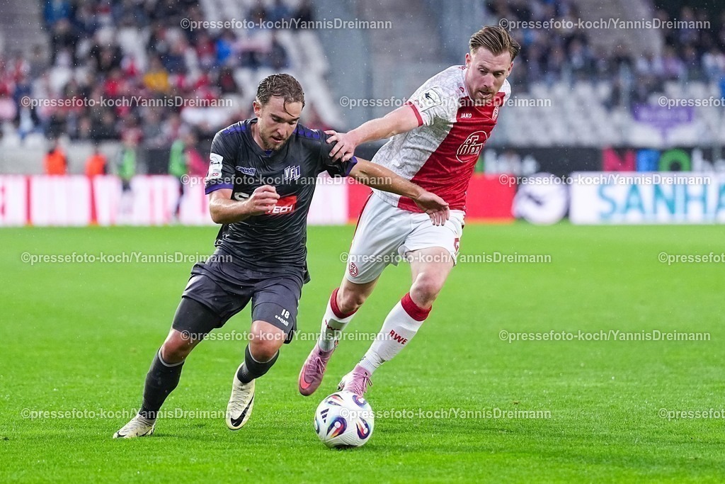 xydrx17092501074 | 17.09.2025, xydrx, Fußball, 3.Liga, Rot-Weiss Essen - VFL Osnabrück, Saison 2025 2026, Stadion an der Hafenstraße:  Lars Kehl (VFL Osnabrück #18) im Zweikampf gegen Jannik Mause (Rot-Weiss Essen #29)   DFB regulations prohibit any use of photographs as image sequences and or quasi-video.
