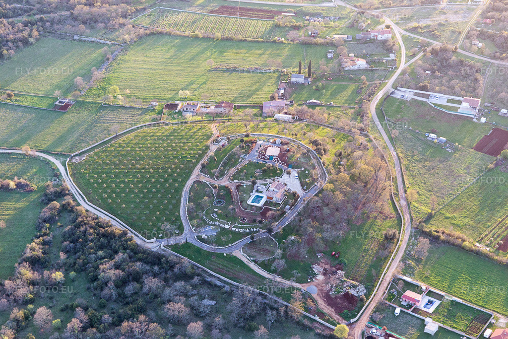 Vue aérienne: Vue de la ville à Spanidiga dans le département Gespanschaft Istrien, Croatie. Photo: IMG_106155.jpg prise le 13/04/2018 par Werner Riehm/FLY-FOTO.eu – Résolution de l'original: 5472 x 3648 px