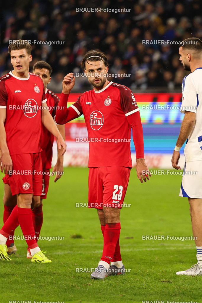 MSV Duisburg - Rot-Weiss Essen  | Duisburg, Deutschland, 26.10.2025 José-Enrique Ríos Alonso  (Rot-Weiss Essen) schaut  während des 3.Liga Spiels zwischen MSV Duisburg und Rot-Weiss Essen in der Schauinsland-Reisen-Arena am 26.10.2025 in Duisburg (Foto von Timo Bluhmki-Schmidt/ Brauer Fotoagentur