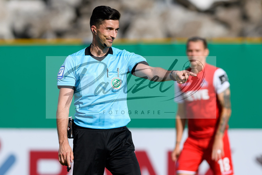 JENKOE20210808_287 | Fussball, Herren: Schiedsrichter Florian Badstuebner gestikuliert beim Spiel der 1. Runde im DFB-Pokal zwischen FC Carl Zeiss Jena und 1. FC Koeln im Ernst-Abbe-Sportfeld am 08.08.2021 in Jena, Deutschland.DFB / DFL REGULATIONS PROHIBIT ANY USE OF PHOTOGRAPHS AS IMAGE SEQUENCES AND/OR QUASI-VIDEO. - Realisiert mit Pictrs.com