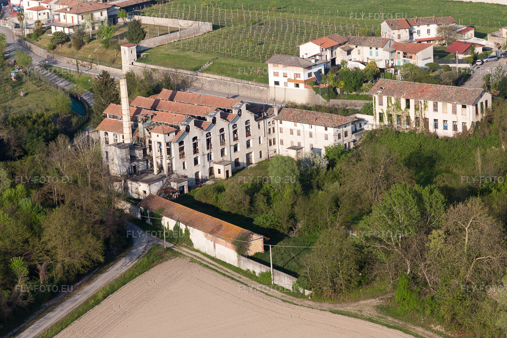 Vue aérienne: Vue de la ville à Dignano dans le département Frioul-Vénétie Julienne, Italie. Photo: IMG_098901.jpg prise le 08/04/2017 par Werner Riehm/FLY-FOTO.eu – Résolution de l'original: 5472 x 3648 px