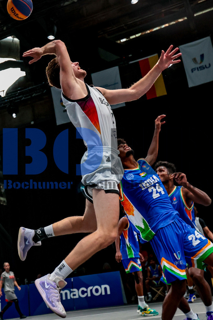 SES_TTG3X320250718-2143 | bond - Realisiert mit Pictrs.com