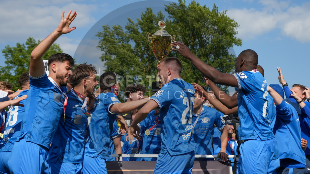 Fußball, Herren, Saison 2024/2025, Finaltag der Amateure 2025, Landespokal Brandenburg, Finale, VfB 1921 Krieschow vs. RSV Eintracht 1949, Samstag 24.05.2025, Volksparkstadion Neuruppin, | Fußball, Herren, Saison 2024/2025, Finaltag der Amateure 2025, Landespokal Brandenburg, Finale, VfB 1921 Krieschow vs. RSV Eintracht 1949, Samstag 24.05.2025, Volksparkstadion Neuruppin, Im Bild: Jubel der gesamten Mannschaft des RSV Einttracht 1949 mit dem Pokal über den Landespokalsieg - Realisiert mit Pictrs.com