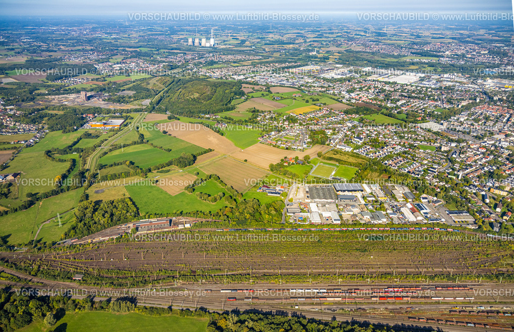Hamm250900183 | Luftbild, Rangierbahnhof Hamm, Gewerbegebiet Schieferstraße und Halde Kissinger Höhe und Halde Humbert, CreativRevier Hamm, ehemaliges Bergwerk Ost Heinrich Robert, Blick zum RWE Generation SE Kraftwerk Gersteinwerk mit Schornstein und Kühltürmen, Stadtbezirk Pelkum, Hamm, Ruhrgebiet, Nordrhein-Westfalen, Deutschland