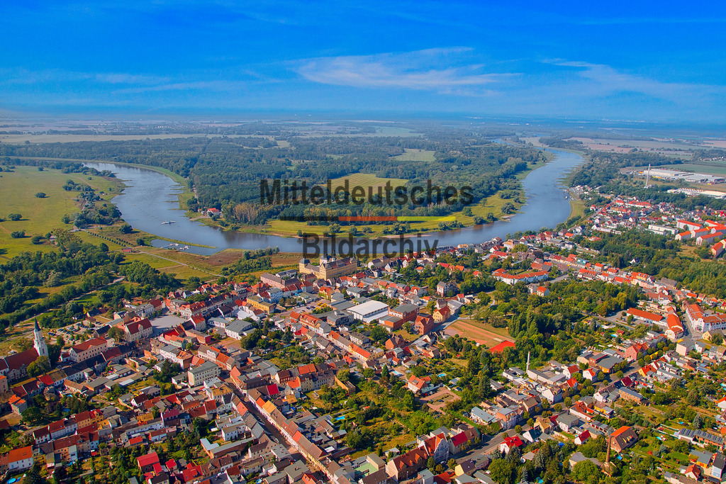 Coswig-Anhalt-Wittenberg-Sachsen-Anhalt_9485 | Die Luftaufnahmen zeigen Coswig (Anhalt) aus der Vogelperspektive. Zwei Übersichtsaufnahmen dokumentieren die Stadt in ihrer landschaftlichen Einbettung, während die Drohnenaufnahme das Schloss Coswig als prägendes Wahrzeichen hervorhebt. Gemeinsam vermitteln die Bilder einen umfassenden Eindruck der Stadt.
 - Realisiert mit Pictrs.com