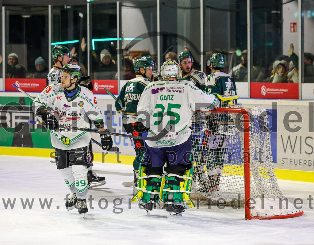 2026-01-02_113_TSV_Erding_gegen_Hoechstadt_Alligators | Erding, Deutschland, 02.01.2026:Eishockey, Oberliga Süd 2025 / 2026, 33. Spieltag, TSV Erding gegen Höchstadt Alligators, Endergebnis: 2:1Dennis Swinnen (Höchstadt Alligators, #39), Torwart Luca Ganz (Höchstadt Alligators, #35)Foto: Christian Riedel / fotografie-riedel.net
