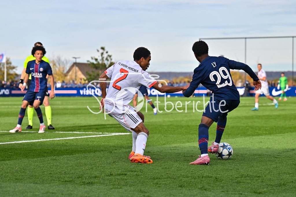 Paris Saint Germain U19 - FC Bayern München U19 | PARIS, FRANKREICH - 4. NOVEMBER: im Duell Chivano WIJKS (FCB Bayern München U19 2) und Elijah LY (PSG U19 29) beim Ligaspiel zwischen der U19 von Paris Saint Germain und der U19 des FC Bayern München am 4. Spieltag der UEFA Youth League am PSG Campus am 04.11.2025