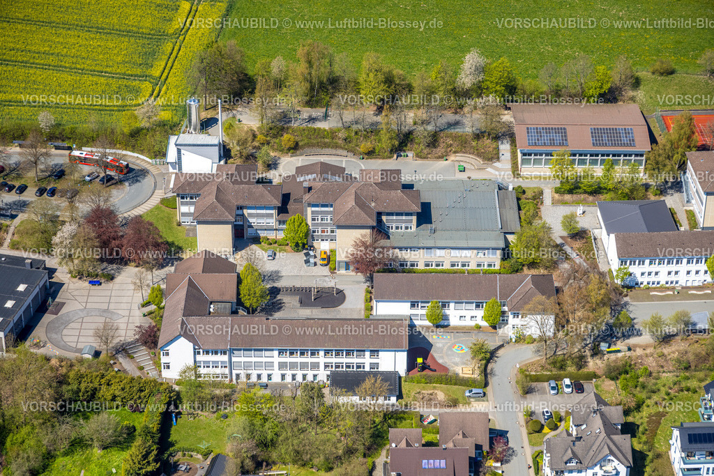 Eslohe260403668 | Luftbild, Schulzentrum, Christine Koch Schule Hauptschule, Raphael-Schule, Brüder-Grimm-Schule, Steltenberg Sporthalle, Eslohe, Sauerland, Nordrhein-Westfalen, Deutschland