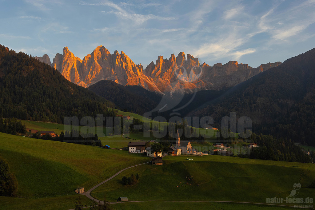 R5NF6204-20231003 | Die Geislerspitzen von St. Magdalena im Villnösstal gesehen. - Realisiert mit Pictrs.com