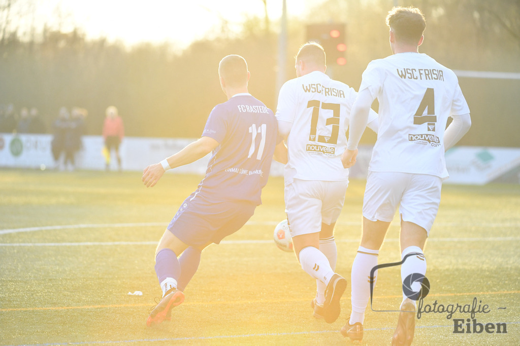 FC Rastede-WSC Frisia | Herren Bezirksliga 2; FC Rastede (blau)-WSC Frisia Wilhelmshaven (weiß) am 30.11.2025 in Rastede (Sportanlage Köttersweg); Photo: Philip Eiben 2025 - Realisiert mit Pictrs.com