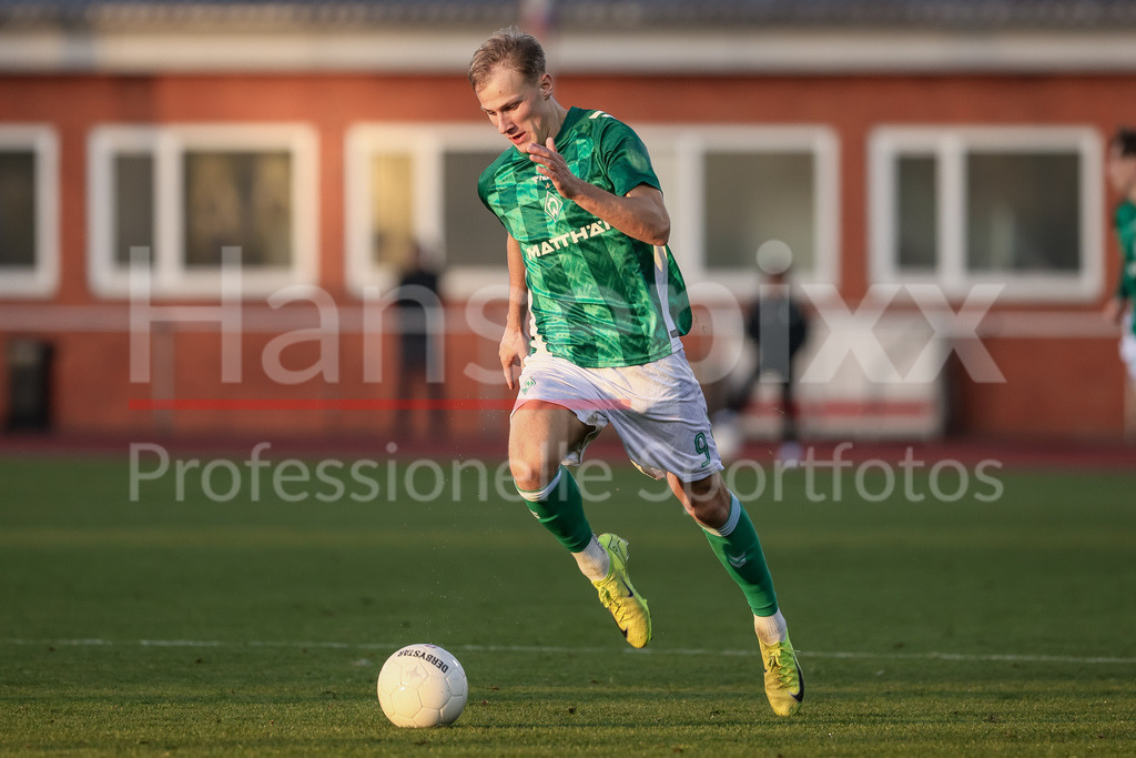 Fussball, Regionalliga Nord, SV Werder Bremen II - VfB Lübeck | v.li.: Jannic Ehlers (SV Werder Bremen II, 9) am Ball, Einzelbild, Ganzkörper, Aktion, Action, Spielszene
