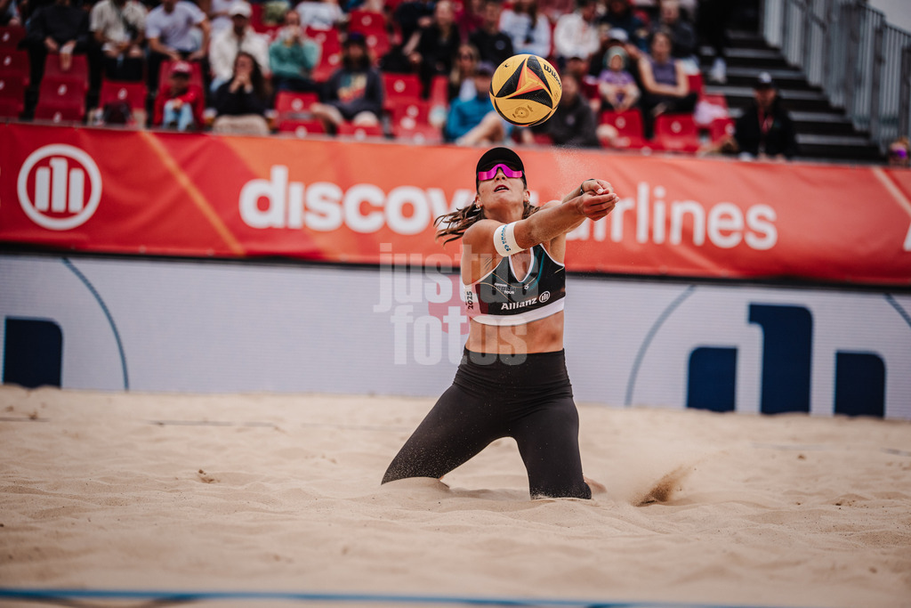 Beachvolleyball | Frauen | Allianz German Beach Tour 2025 | Tourstop Berlin | 22.08.2025 | Leonie Klinke nimmt den Ball an