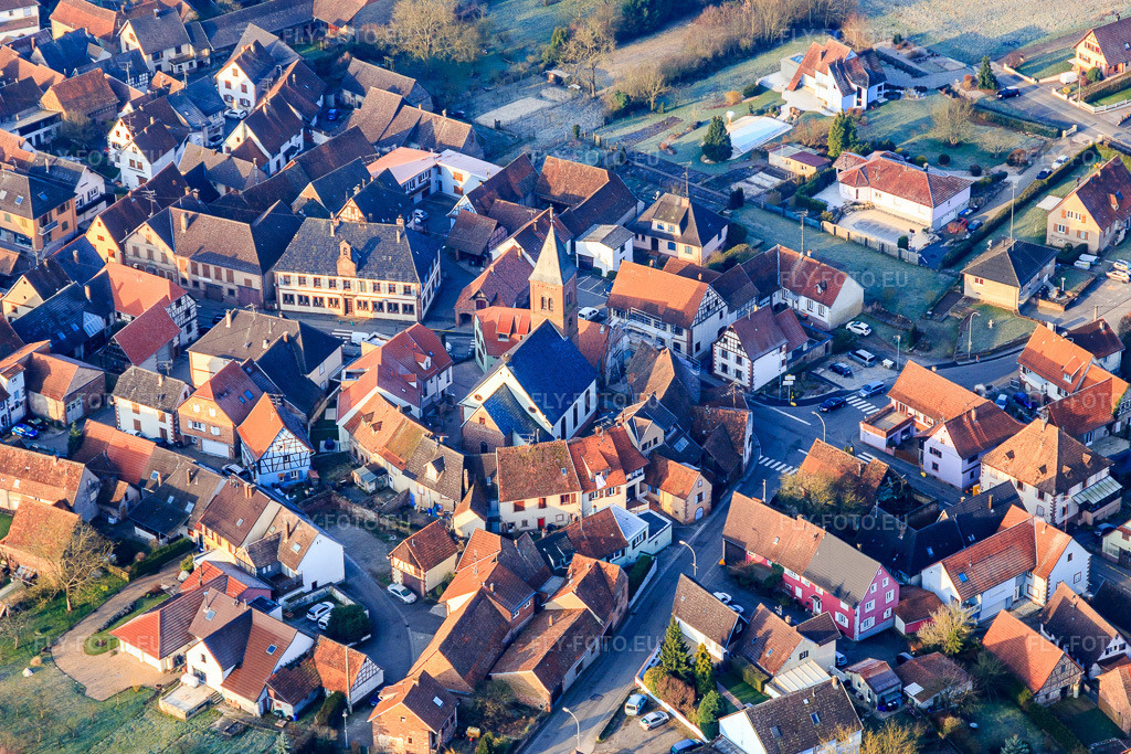 Vue aérienne: Église fortifiée luthérienne-protestante au centre du village, entourée d'une couronne de maisons à Dossenheim-sur-Zinsel dans le département Bas Rhin, France – .Photo: IMG_105324.jpg prise le 25/03/2018 par Werner Riehm/FLY-FOTO.eu – Résolution de l'original: 5253 x 3502 px