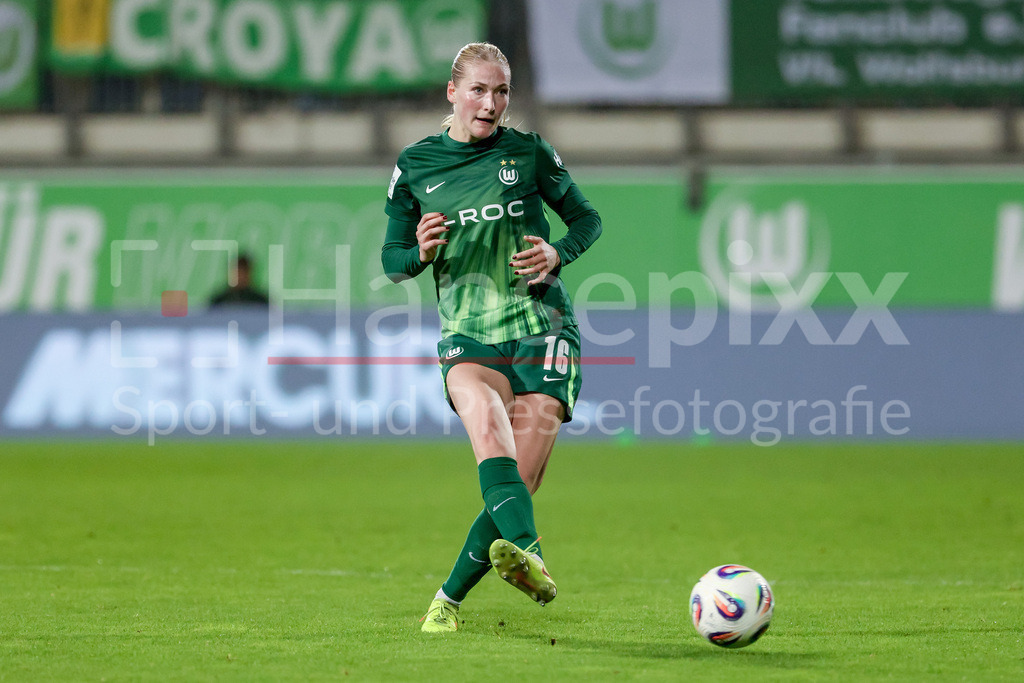 Fussball, Google Pixel Frauen-Bundesliga, VfL Wolfsburg - Hamburger SV | Camilla Küver (VfL Wolfsburg, 16) am Ball, Freisteller, Einzelbild, Ganzkörper, Aktion, Action, Spielszene, DIE DFB-RICHTLINIEN UNTERSAGEN JEGLICHE NUTZUNG VON FOTOS ALS SEQUENZBILDER UND/ODER VIDEOÄHNLICHE FOTOSTRECKEN. DFB REGULATIONS PROHIBIT ANY USE OF PHOTOGRAPHS AS IMAGE SEQUENCES AND/OR QUASI-VIDEO.
