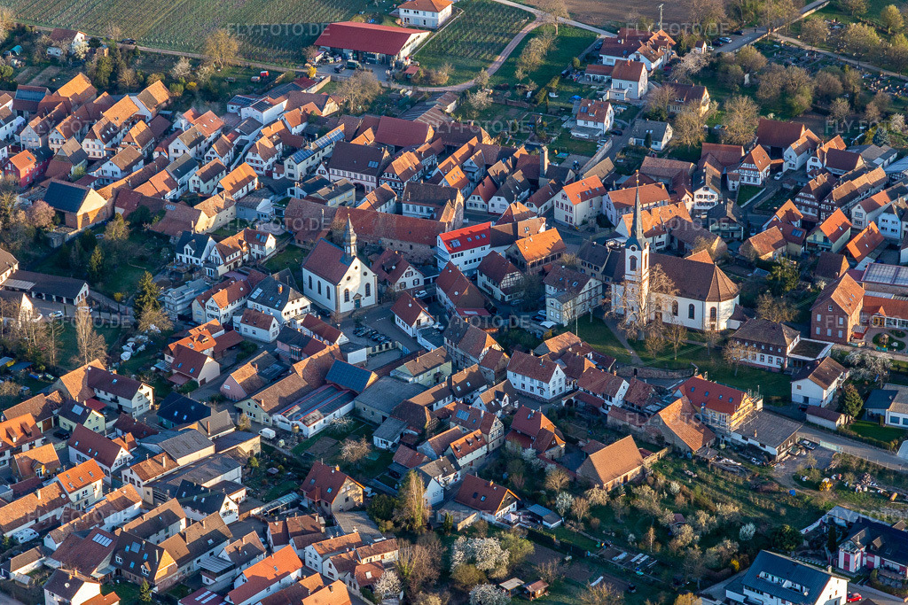 Luftbild: Kirchen in Göcklingen im Bundesland Rheinland-Pfalz in Deutschland. Foto: IMG_126224.jpg vom 04.04.2021 durch Werner Riehm/FLY-FOTO.de