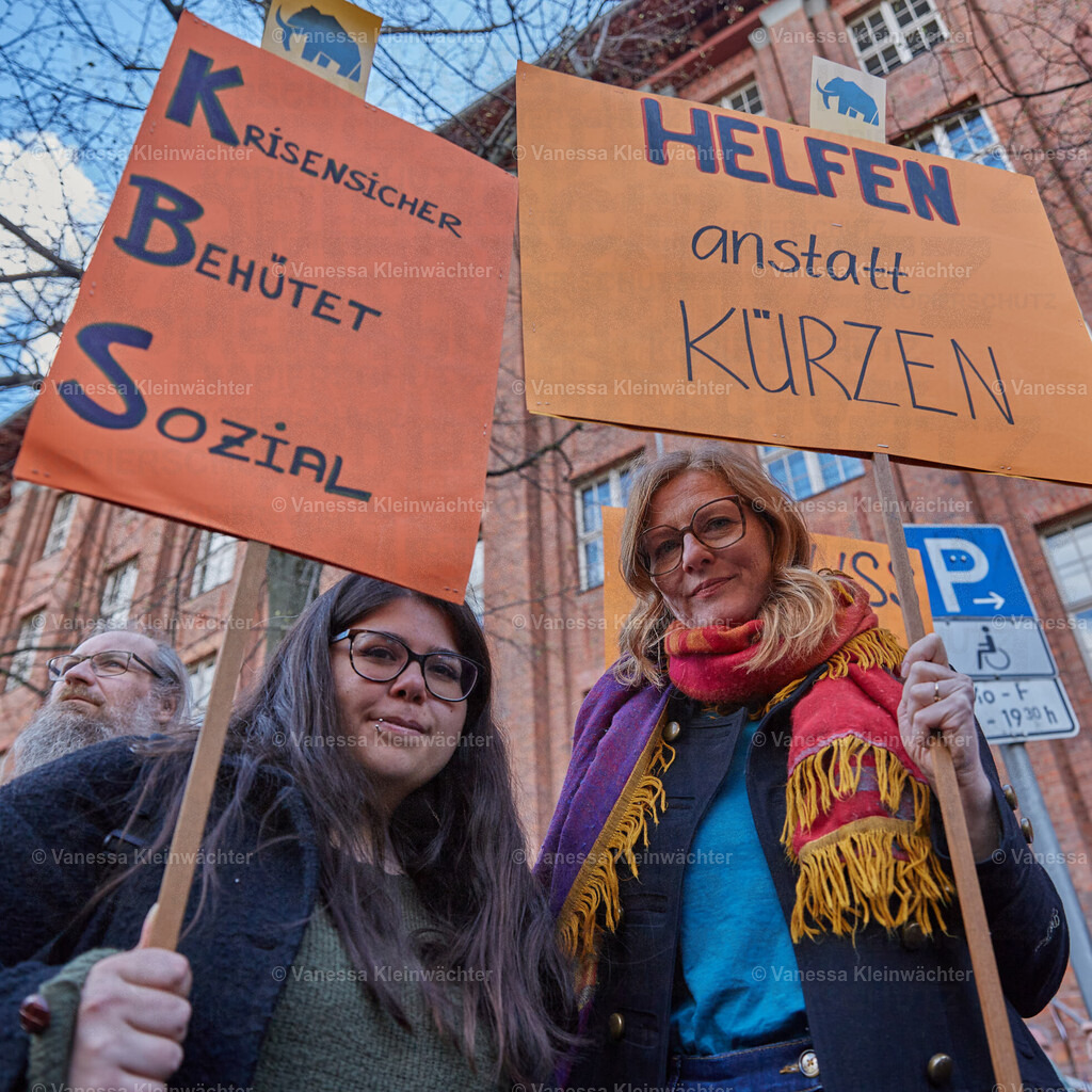 250408_KBS_Kuerzungen_18 | Einige hunderte Menschen protestieren am 08.04.2025 vor der Senatsverwaltung für Gesundheit in Berlin gegen finanzielle Kürzungen bei psychosozialen Kontakt- und Beratungsstellen.  - Realisiert mit Pictrs.com