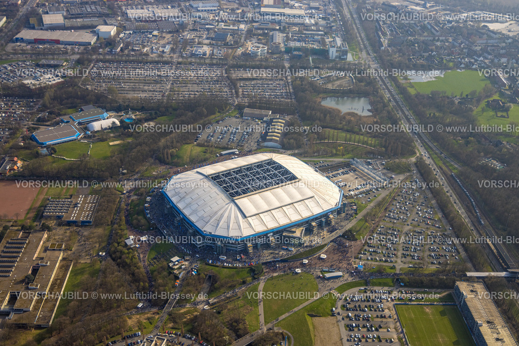Gelsenkirchen240304955Schalke | Luftbild, Veltins-Arena Bundesligastadion des FC Schalke 04 mit offenem Dach und gefüllten Parkplätzen, Fußballfans am Stadion, Berger Feld, Erle, Gelsenkirchen, Ruhrgebiet, Nordrhein-Westfalen, Deutschland